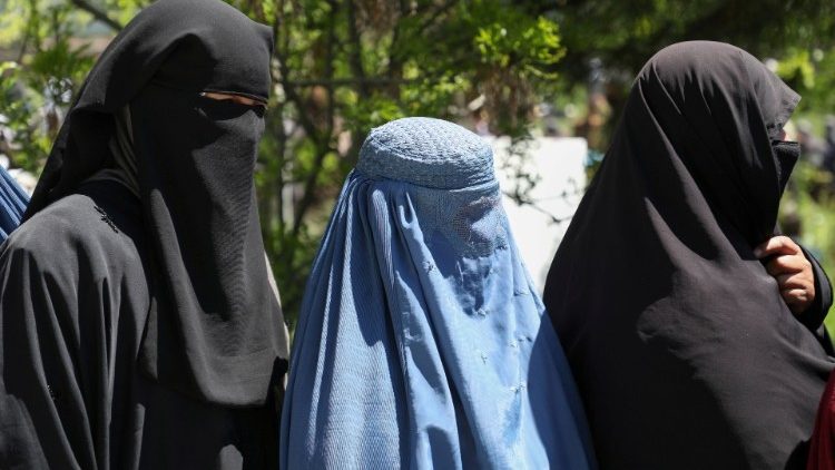 Talebani: “Donne al governo, ma nel rispetto della Sharia”