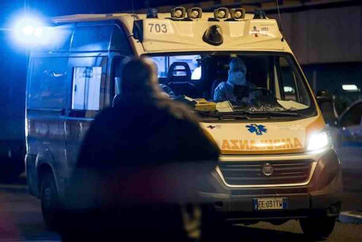 Roma, incidente nella notte: morta donna, gravissima la figlia 15enne. Ferite altre 4 persone