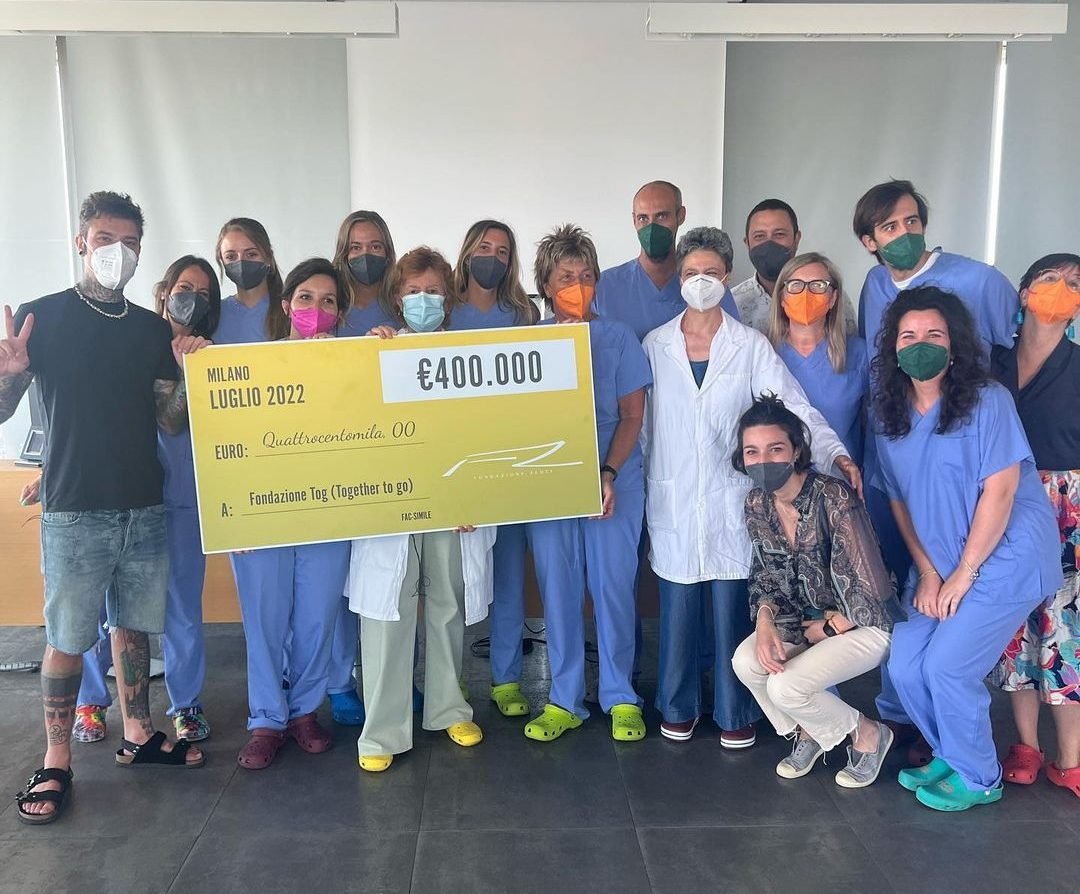 Fedez consegna un assegno di 400mila euro ai bambini della Fondazione Tog