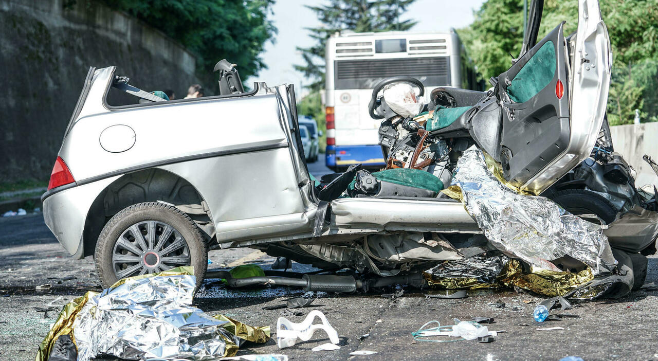 Torino, incidente tra bus e auto. Salgono a tre le vittime