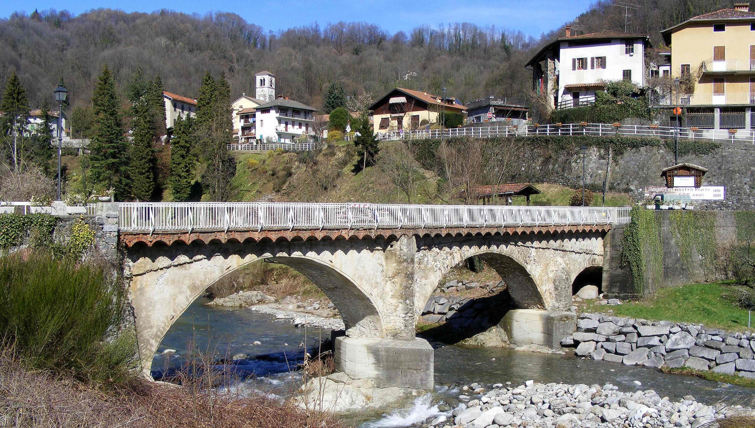 Strona, uccide la madre e si getta dal ponte