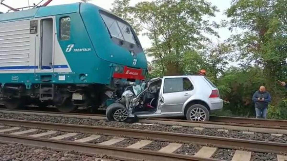 Auto travolta da un treno ad un passaggio a livello