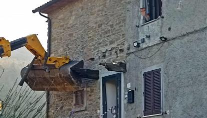 Arezzo, tenta di demolire la casa del vicino con la ruspa: ucciso a  fucilate