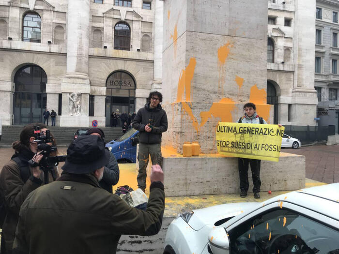 Milano, ambientalisti imbrattano dito medio di Cattelan. Proteste dai residenti, pro