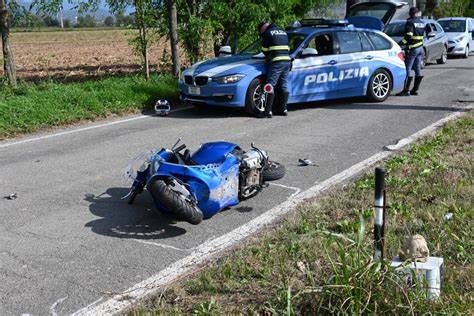 Ciclomotore finisce contro albero, morto un 18enne