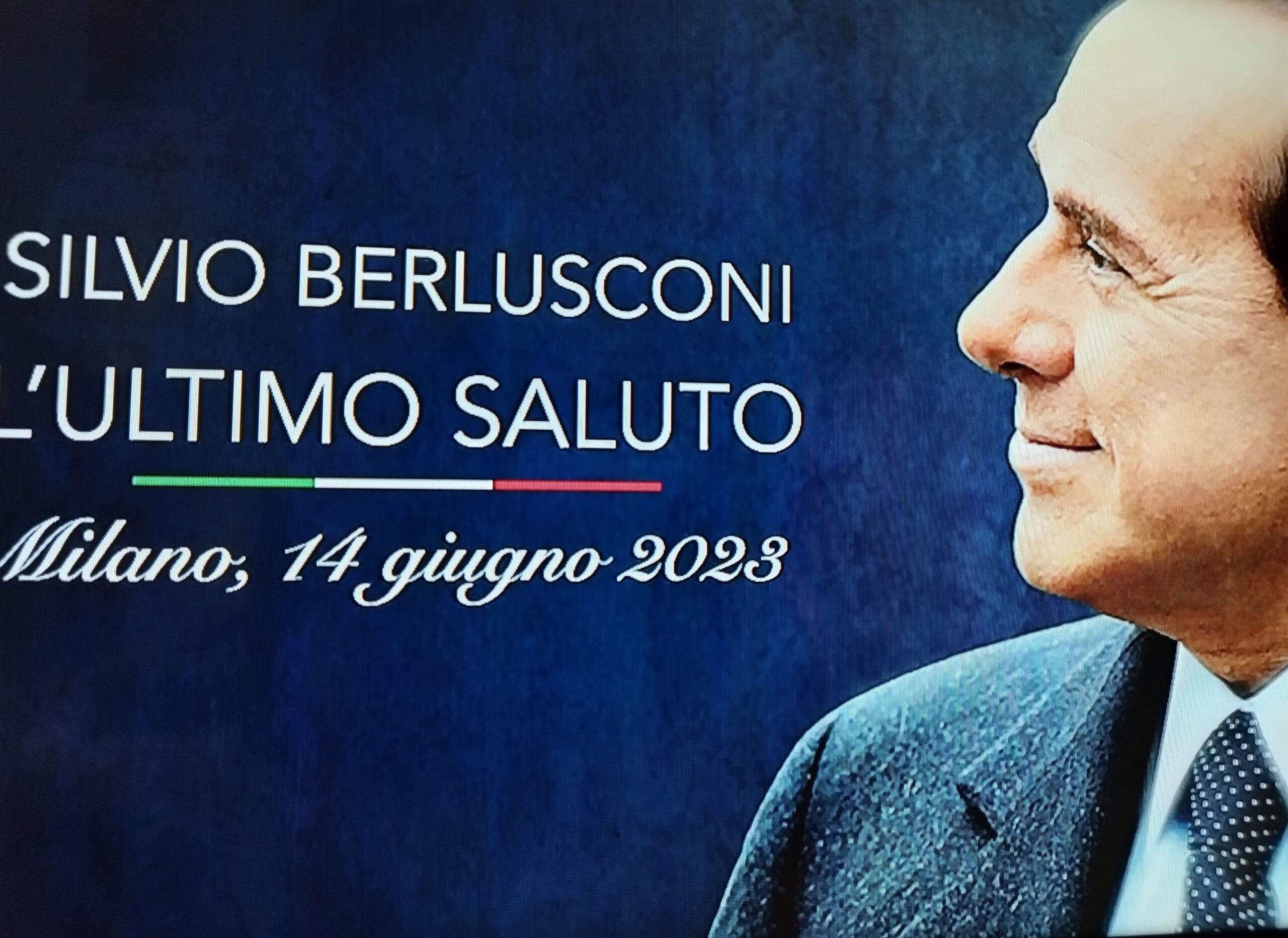 Tanti applausi, cori e commozione per l’ultimo saluto a Silvio Berlusconi nella sua Milano