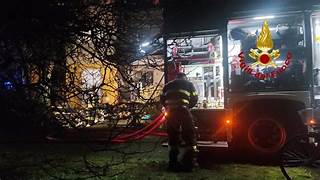 Milano,  incendio divampato da un appartamento al sesto piano di un palazzo di via Bisnati