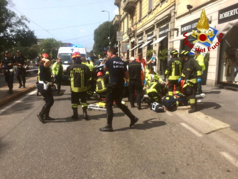 Milano, auto si ribalta e abbatte palo che colpisce una ciclista