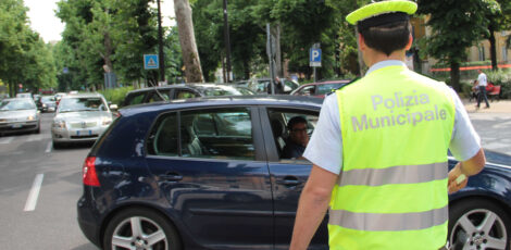 Napoli, mancano le divise e i vigili costretti a comprarserle di tasca propria