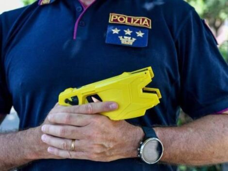 Bologna, corre sui binari e aggredisce gli agenti: fermato grazie al taser