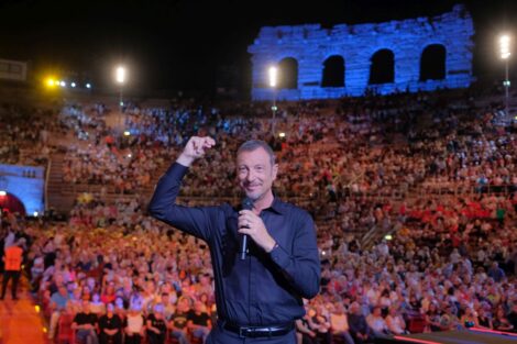 Arena Suzuki dai 60 ai 2000, tre serate imperdibili all’Arena di Verona condotte da Amadeus, cast stellare, in prima serata su Rai1