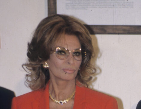 Sophia Loren caduta in casa, diverse fratture: sottoposta ad intervento all’anca