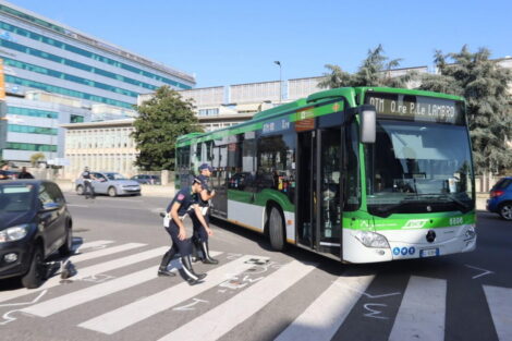 Milano, un uomo travolto e ucciso da un autobus: era sulle strisce pedonali