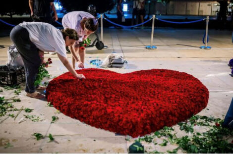 Fiori di solidarietà a Tel Aviv