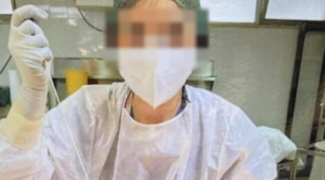 Brindisi, sorride mentre sta ricucendo un cadavere: è polemica per la foto postata sui social da un tecnico sanitario