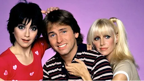 Addio a Suzanne Somers, la bionda svampita di “Tre cuori in affitto”