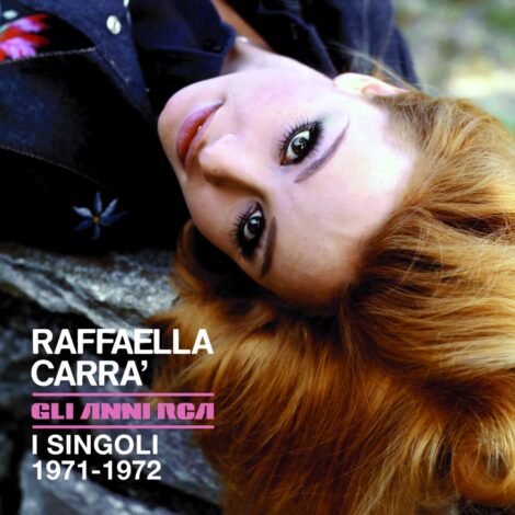 Raffaella Carrà: è uscito l’esclusivo cofanetto “Gli anni RCA di Raffaella I singoli 1971-1972”. Racchiude quattro 45 giri originali e il 7” 45 giri inedito