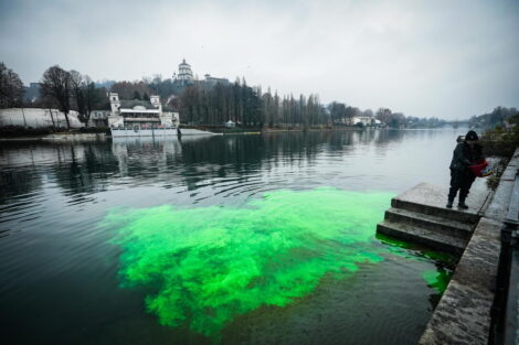 Nuovi blitz degli eco-attivisti: a Venezia il Canal Grande diventa verde, a Milano colorato anche il Naviglio