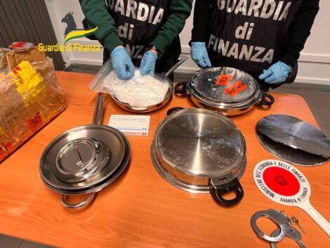 Guardia di Finanza di Varese ha tratto in arresto, in flagranza di reato, una donna che ha importato quattro kg Cocaina, occultati nel doppiofondo di una pentola