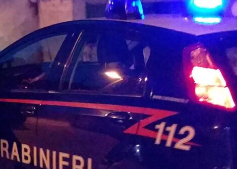 Arezzo, 16enne tira fuori il coltello e ferisce l’amica mentre passeggiano in centro