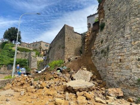 Volterra, crollati un tratto delle mura medievali: ferita una persona