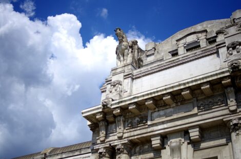 Milano Centrale, va in escandescenze aggredendo agenti con lanci di pietre da una fionda. Ferito un uomo