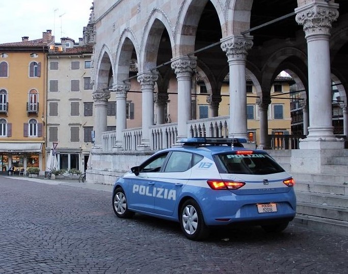 Roma: spari nel traffico, ferita una donna di 81 anni