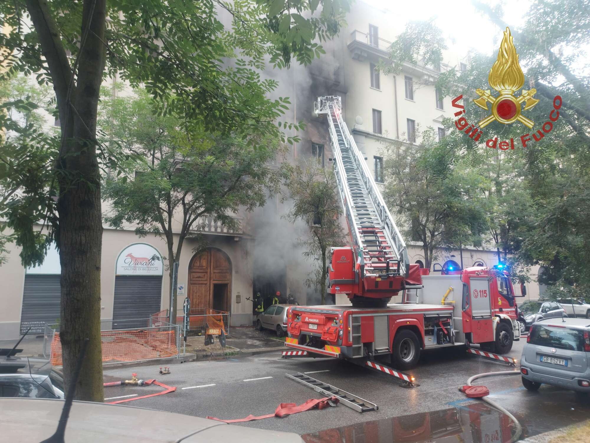 Milano, incendio in una autofficina:  coppia e figlio muoiono nel rogo nel palazzo