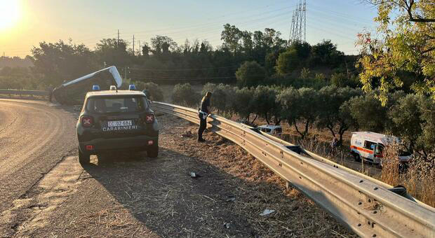 Roma, fuggono dai carabinieri e finiscono fuori strada: un morto