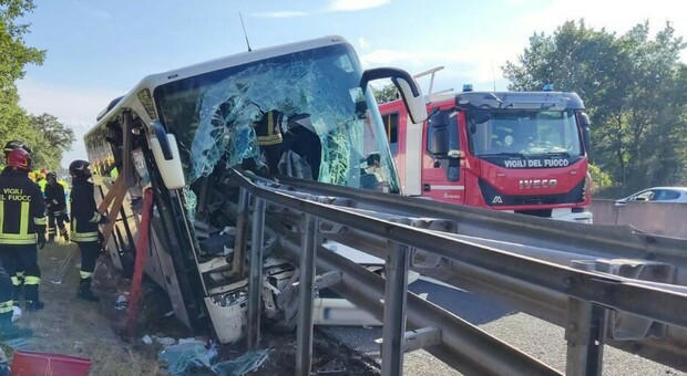 Arezzo, pullman di turisti finisce sul guardrail in A1: un morto e 15 feriti