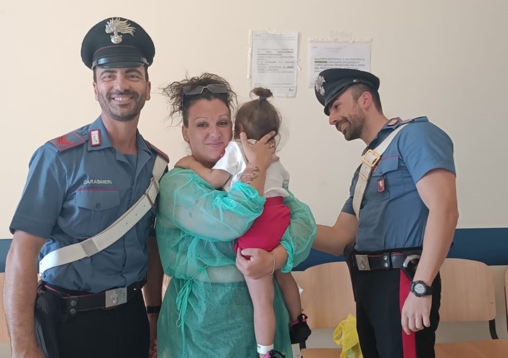 Taranto, carabinieri salvano bambina di 3 anni da crisi respiratoria per soffocamento