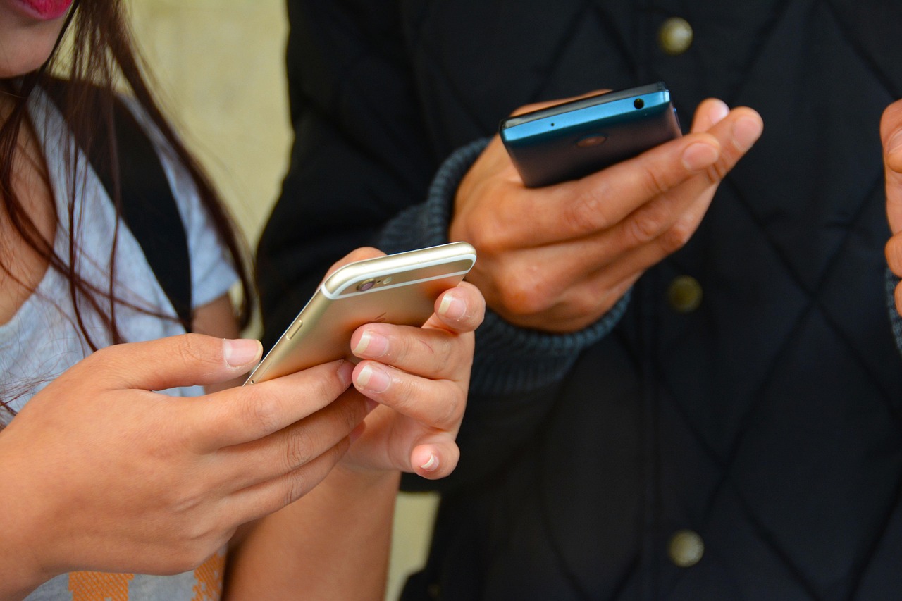 Scuola, Valditara: “Confermo il divieto per i cellulari in classe”