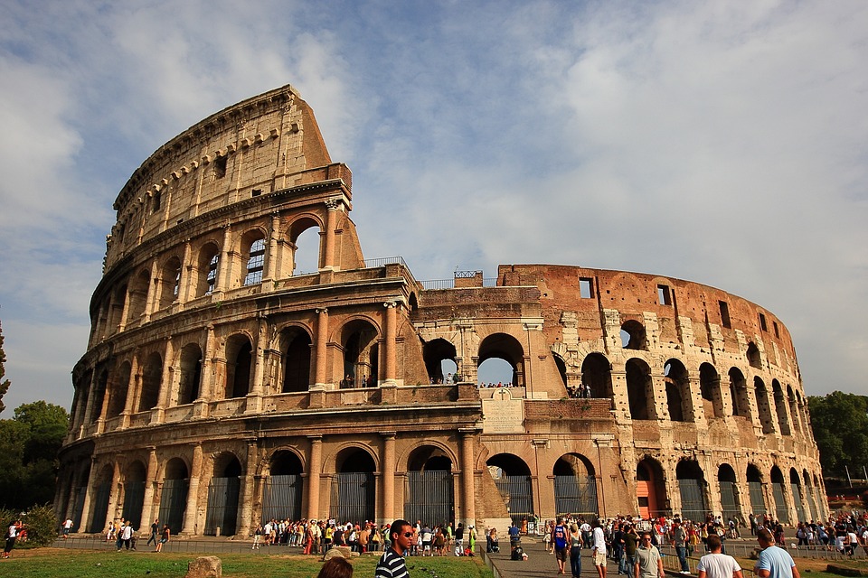 Roma, turista incide le iniziali sul Colosseo: denunciato