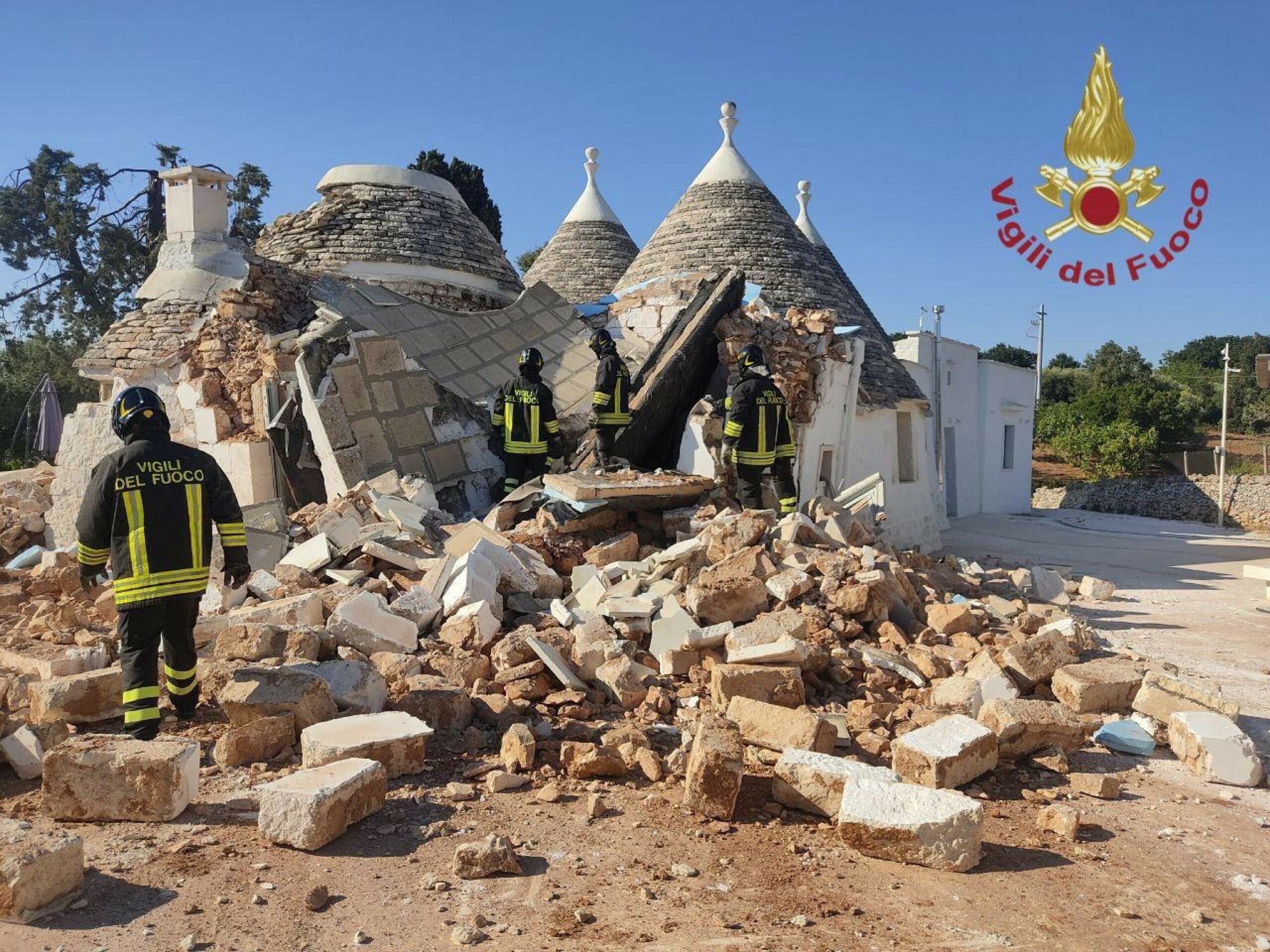 Cisternino (Brindisi), esplosione in un trullo: donna rimasta ferita, si cerca sotto le macerie