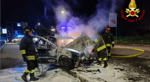 Pordenone, auto è uscita di strada: giovane morto carbonizzato