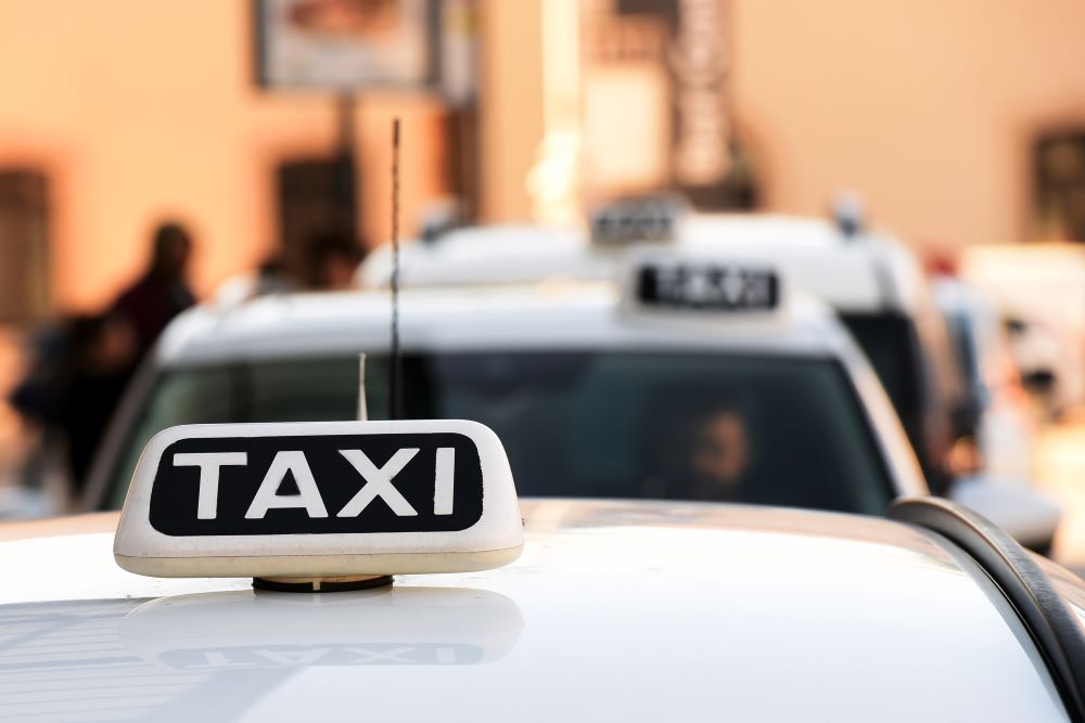 Lecce: Gdf, individuate imprese abusive per il servizio taxi e noleggio auto