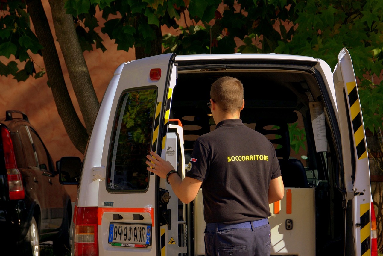 Nel Barese, auto precipita dal cavalcavia. Morti un 24enne e una 21enne