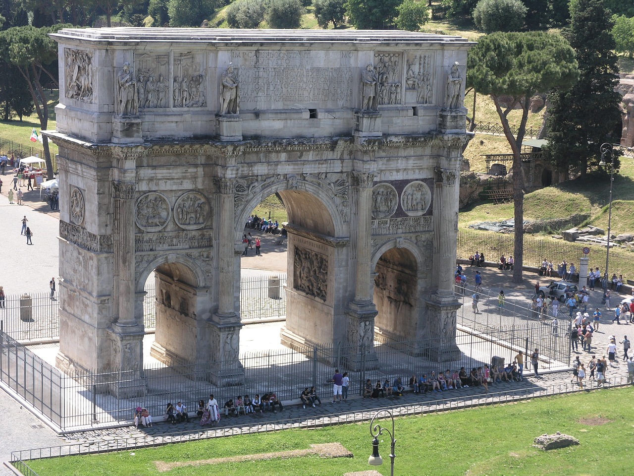 Roma, fulmine danneggia l’arco di Costantino