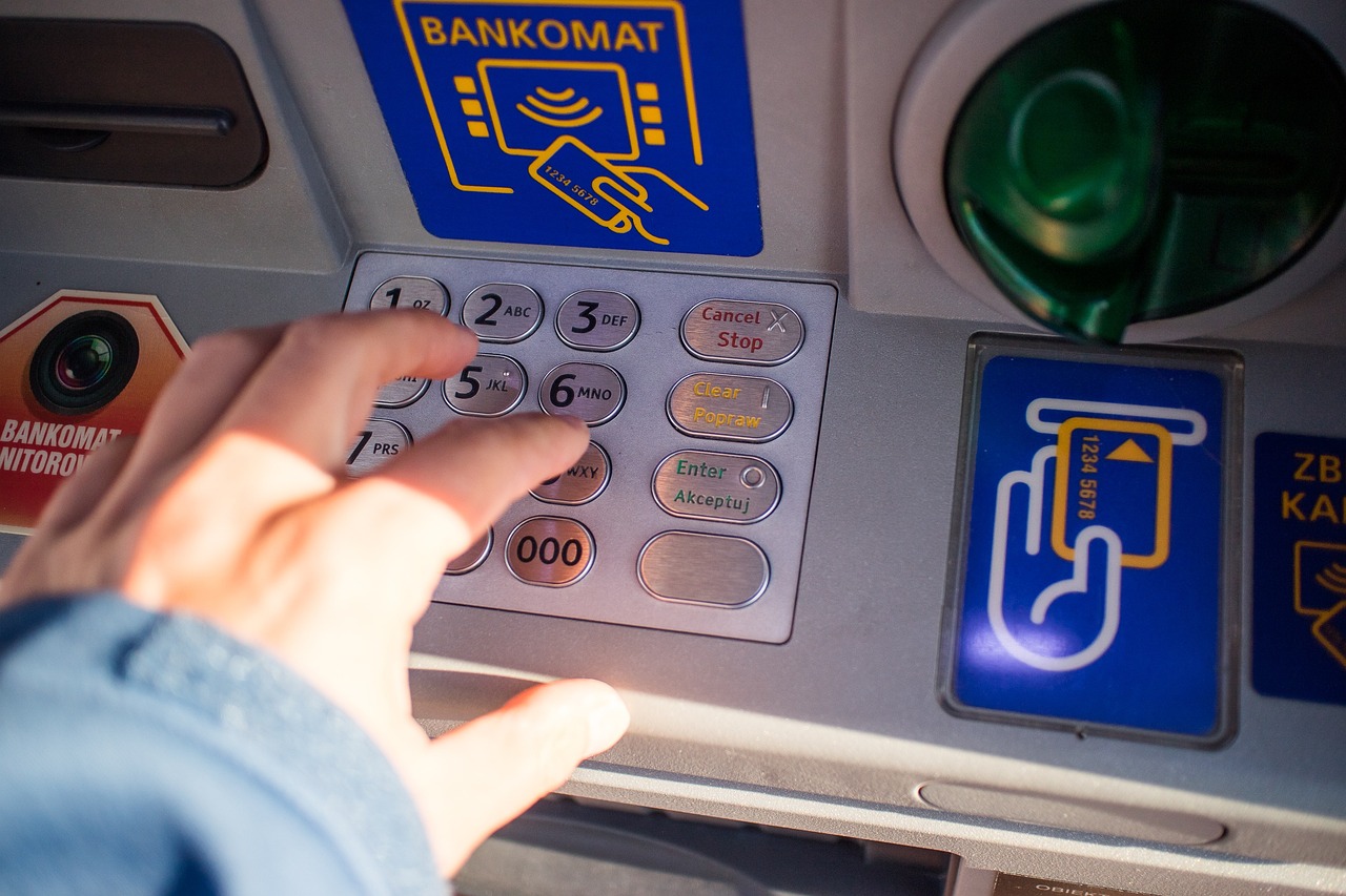 Salerno, finti addetti delle Poste derubano un’anziana