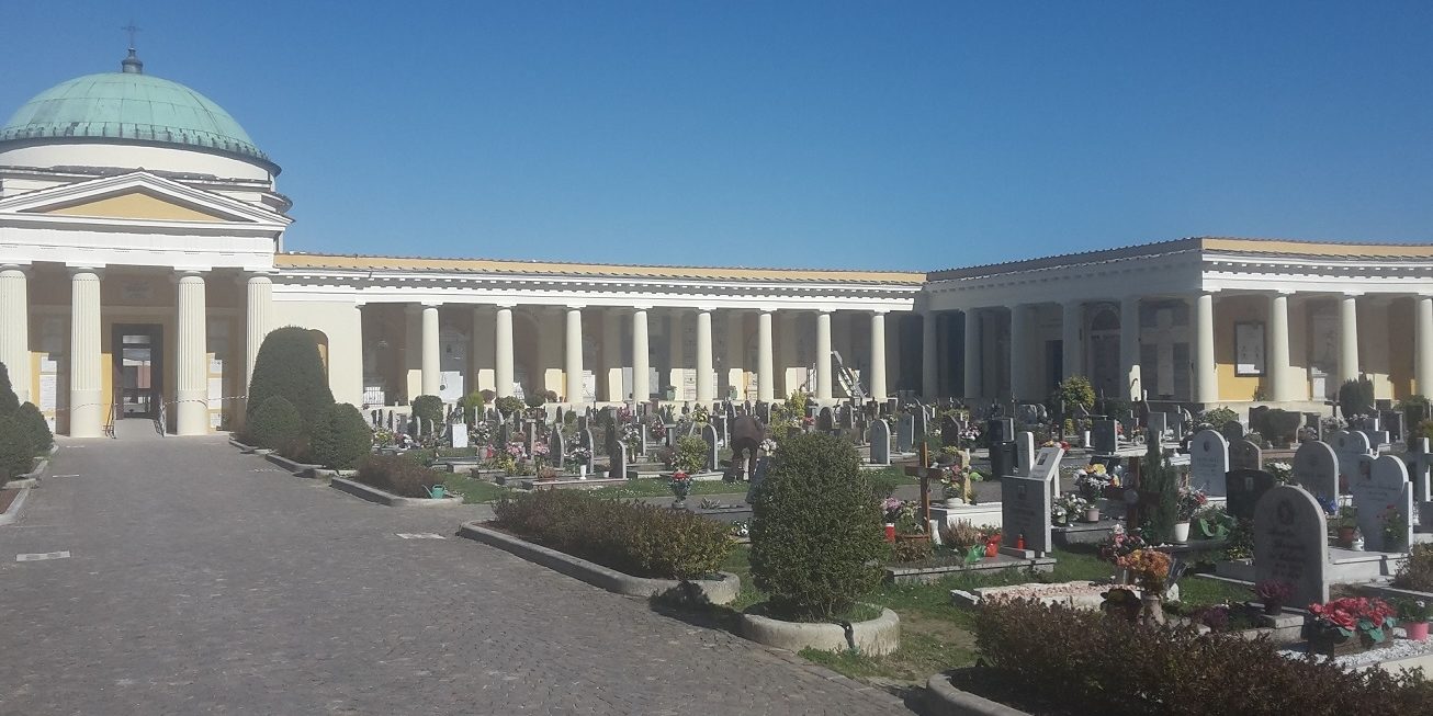 Cento (Ferrara), cade nella tomba al cimitero: salvato dai vigili del fuoco