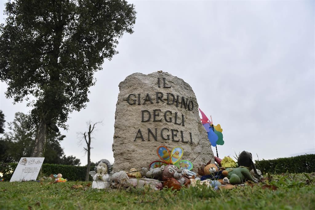 Papa al cimitero Laurentino, prega per tutti i bambini non nati