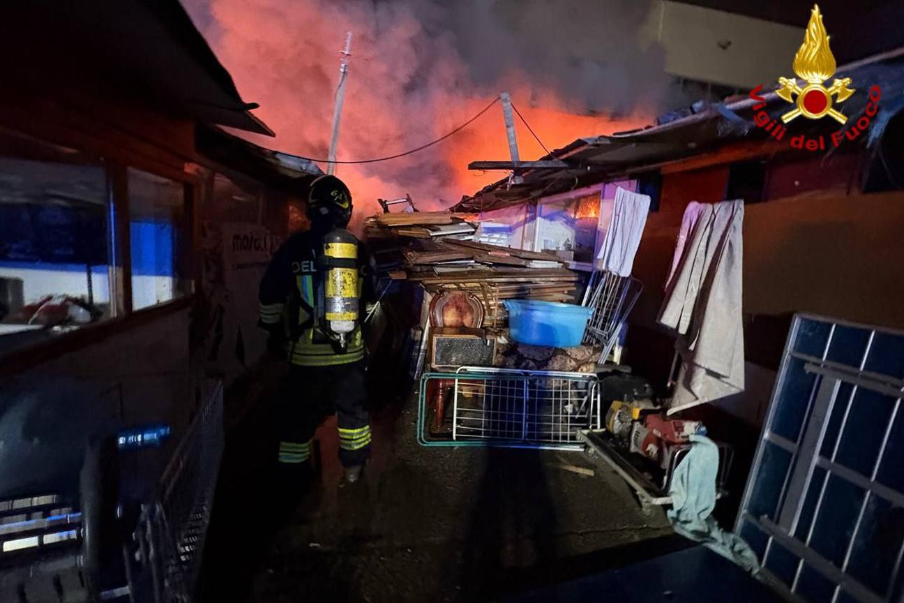 Roma, incendio in un capannone occupato a Tor Cervara: evacuate 50 persone