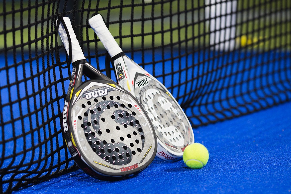 Arezzo, va in arresto cardiaco mentre gioca a padel: salvato dai suoi amici