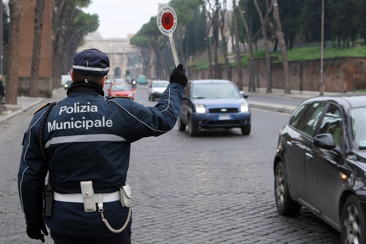 Roma, salta sul tetto dell’auto dei vigili e un ferisce agente: arrestato