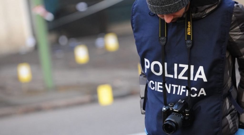 Milano, 52enne esce di casa e torna con ferite al volto e alla gamba: poi è morto