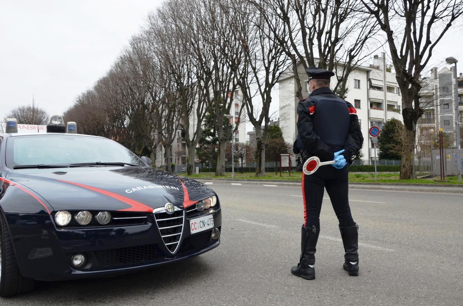 Seregno, arrestato un uomo che cerca di sottrarre arma ad un carabiniere