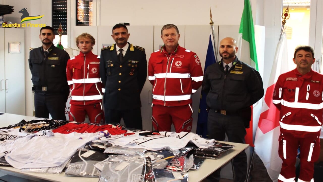 Gdf di Monza e Brianza, donati 867 capi di abbigliamento al Comitato della Croce Rossa locale