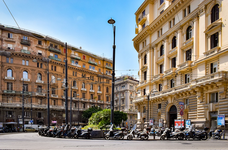 Napoli, piastra di ferro lanciata da un balcone colpisce in testa una turista: gravissima