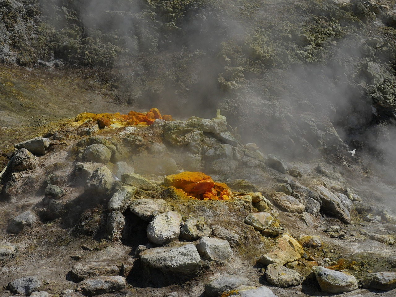 Campi Flegrei, sciame sismico a 0 Km di profondità