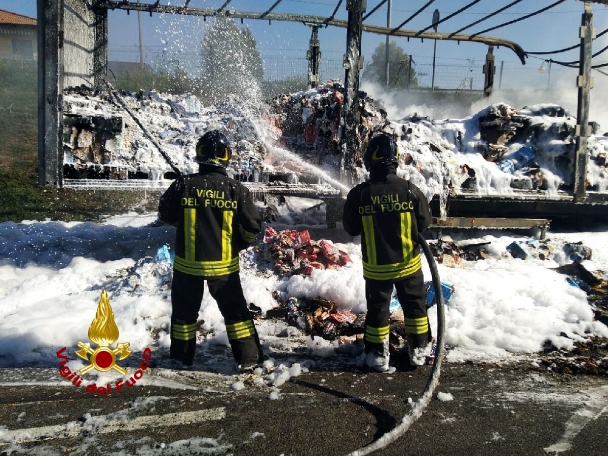 Milano, Tir prende fuoco: trovata morta persona all’interno della cabina